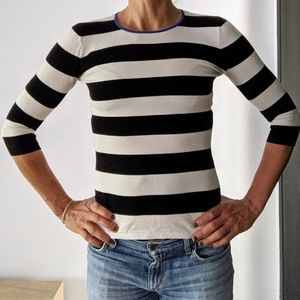 Delicate sweater with zip on the back